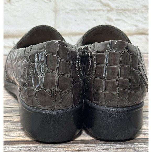 Clarks Brown Faux Croc Patent Leather Slip on Loafers Shoes Womens 7M - Picture 4 of 16